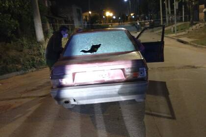 El Renault 9 en el que quedó muerto uno de los dos delincuentes que intentaron asaltar a un policía federal de la División Custodia Presidencial