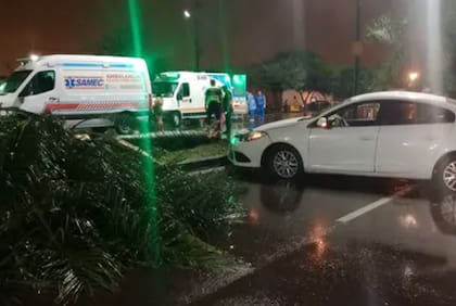 El Renault Fluence blanco que impactó contra el grupo de jóvenes junto a las ambulancias del SAMEC