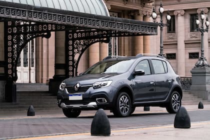 El Renault Stepway estacionado en la pueta del Colón