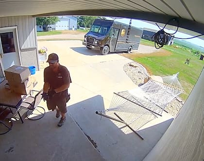 El repartidor llamó varias veces a la puerta antes de salvar a los perros