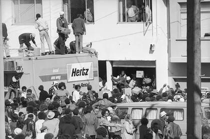 El reparto de alimentos hecho por la familia Hearst rápidamente desencadenó en caos