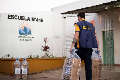 El reparto de urnas en una escuela del interior