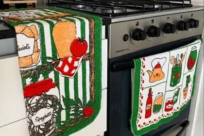El repasador en la puerta del horno es una de las imágenes más familiares en las cocinas argentinas