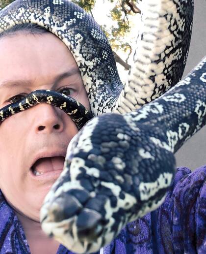 El reportero de espectáculos Craig Bennett también es conocido por su excéntrica afición por los animales como serpientes, arañas y lagartijas