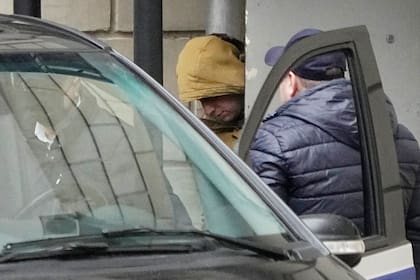 El reportero de The Wall Street Journal, Evan Gershkovich, es trasladado por agentes, desde un tribunal  a un autobús en Moscú, Rusia, el jueves 30 de marzo de 2023. (AP Foto/Alexander Zemlianichenko)