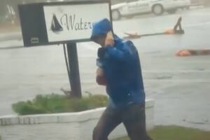 Video: acusan a un periodista de exagerar la fuerza del huracán Florence