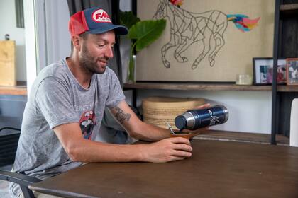 El reposo del campeón: un mate reparador después de tanta euforia en los festejos de La Natividad.