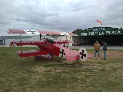 El reposo del guerrero, el Fokker triplano en su ámbito natural el Aeroclub Rio de la Plata sitio en el que sus instalaciones cobijan a esta verdadera joya aeronáutica creada en Argentina. (Gentileza Héctor Puga).