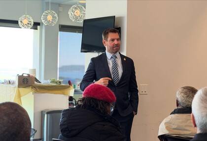 El representante demócrata enfrenta un desafío legal a su campaña para gobernador