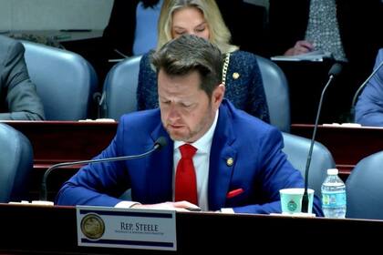 El representante estatal republicano de Florida Kevin Steele presentó el proyecto de ley