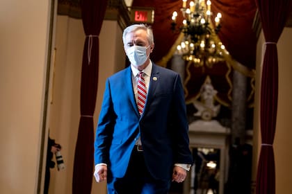 El representante John Katko por Nueva York usa una máscara protectora mientras camina hacia la sala de la Cámara en el Capitolio de los Estados Unidos el 13 de enero de 2021 en Washington, DC
