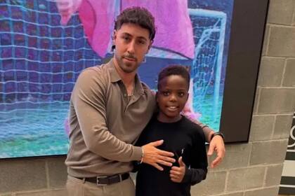 El representante Pini Zahavi posa con Destiny (https://www.instagram.com/destinykosiso7/)