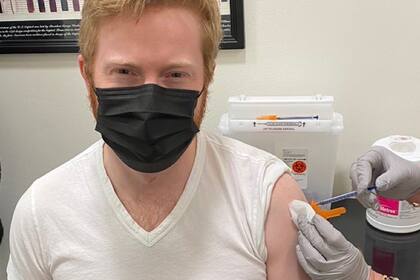 El representante por Michigan Peter Meijer se vacuna contra el coronavirus