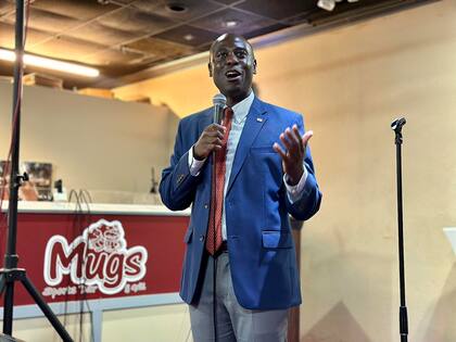 El representante republicano Berny Jacques propuso un proyecto de ley en Florida para sancionar a las agencias policiales locales que se nieguen a colaborar con el ICE