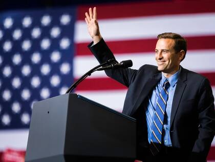El republicano Adam Laxalt supera mínimamente a la demócrata Catherine Cortez Masto en la carrera por el Senado