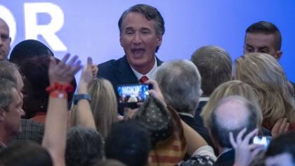 El republicano Glenn Youngkin sorprendió imponiéndose en Virginia.