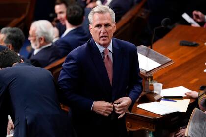 El republicano Kevin McCarthy no consiguió los votos en primera ronda para presidir la Cámara de Representantes de Estados Unidos. (AP Photo/Andrew Harnik)