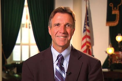 El republicano Phill Scott, gobernador de Vermont, cuestionó la candidatura del joven de 14 años