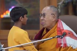 ¿Qué pasa en el video del Dalai Lama que se viralizó?