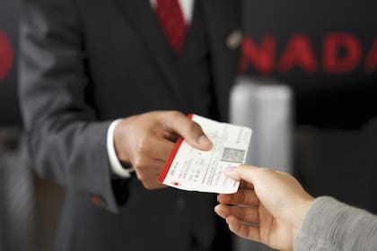 El repunte de pasajeros indisciplinados obliga a las aerolíneas a reforzar sus protocolos de revisión y control