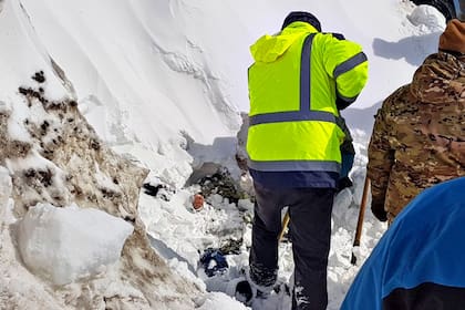 El rescate de los cuerpos en la nieve