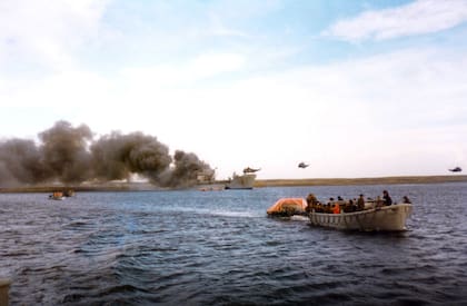 El rescate de los sobrevivientes del Sir Galahad, como se observa, se realizó mediante el uso de helicópteros pesados Wessex y Sea King. También en botes.