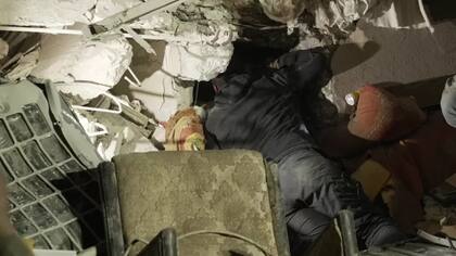 El rescatista Mustafa habla con las hermanas atrapadas bajo los escombros de su bloque de apartamentos