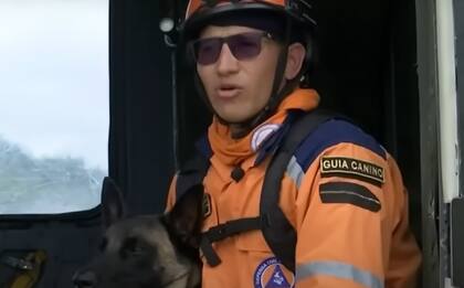 El rescatista Villegas, junto a su perro