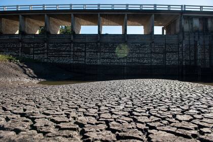 El reservorio de Canelon Grande, en Canelones, totalmente seco