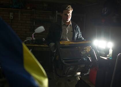 El residente local Danylo prepara un generador durante un apagón en Kyiv, Ucrania, el viernes 2 de noviembre de 2019. 18, 2022.