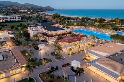 El resort cuenta con varias instalaciones deportivas, como cinco canchas de tenis. También tiene playa privada y cinco restaurantes.