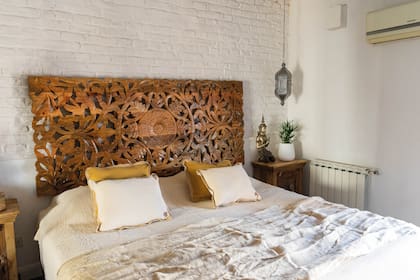 El respaldo de la cama es el gran protagonista de la habitación principal de la casa