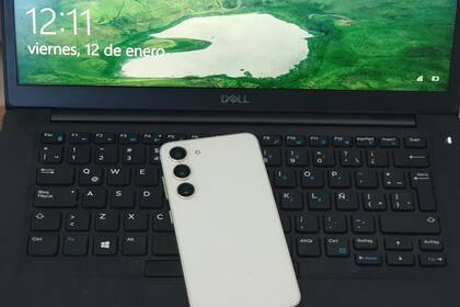 El respaldo de un Galaxy S3; sería fantástico aprovechar todo ese espacio para leer libros o artículos