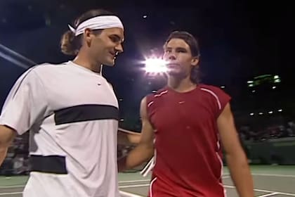 El respetuoso saludo entre Federer y Nadal tras el primer partido disputado por ambos, en Miami 2004, con el éxito del Matador