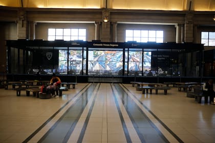 El resplandor del centro de monitoreo de la línea Mitre, en Retiro, cobra protagonismo en el hall principal; está dotado de una pantalla de 18 metros de largo y tres de ancho