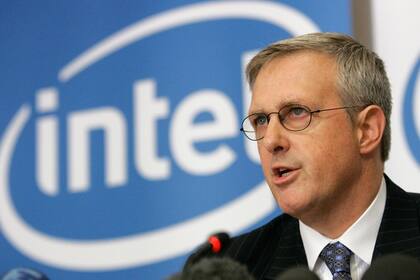 El responsable de asuntos legales de Intel, Bruce Sewell, en la conferencia de prensa luego de la millonaria multa impuesta por la Unión Europea