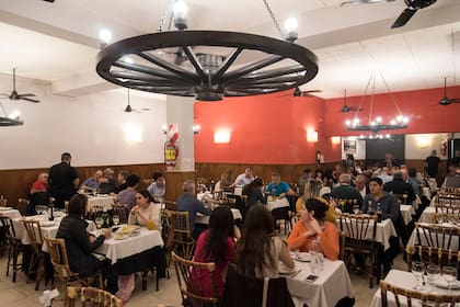 En el restaurante son como una gran familia y se conocen todos. Tanto en el salón como en la cocina hay personal que trabaja hace más de treinta años