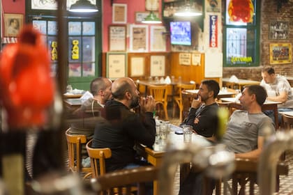 El restaurante abre todos los días de la semana, menos los lunes.