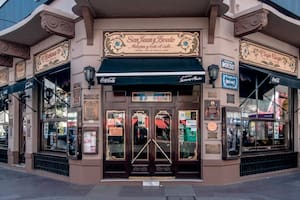 El histórico bar Esquina Homero Manzi, al borde del cierre por un juicio millonario con dos bailarines