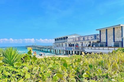 El restaurante Benny's On The Beach fue comenzó a funcionar en 1986 y se ha convertido en una referencia de la gastronomía local