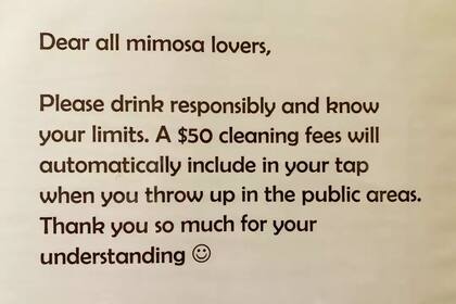 El restaurante colocó un cartel de advertencia