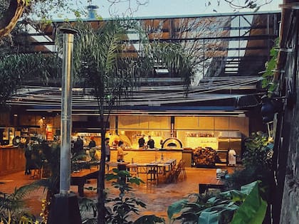 El restaurante, con capacidad para 120 personas, tiene un jardín amplio y una cocina abierta; suele haber fila para entrar
