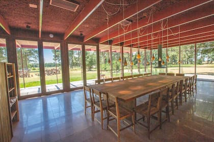 El restaurante con grandes aberturas está equipado con una cocina abierta de última generación, una gran mesa para 24 comensales, y dos terrazas con más mesas para maridar platos y vinos junto al molino y las glicinas