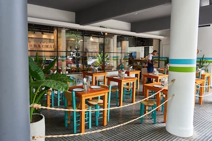 El restaurante cuenta con mesas fuera del salón