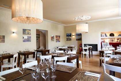 El restaurante cuenta con tres pisos: 20 sillas en la planta baja, 48 en el primer piso y 15 en el último nivel