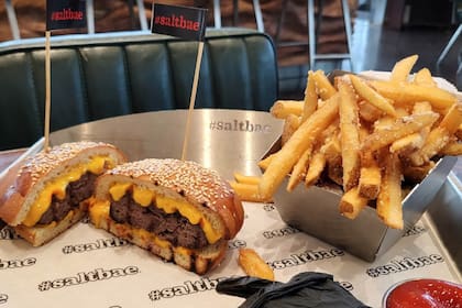 El restaurante de hamburguesas de Salt Bae en Nueva York cerró sus puertas