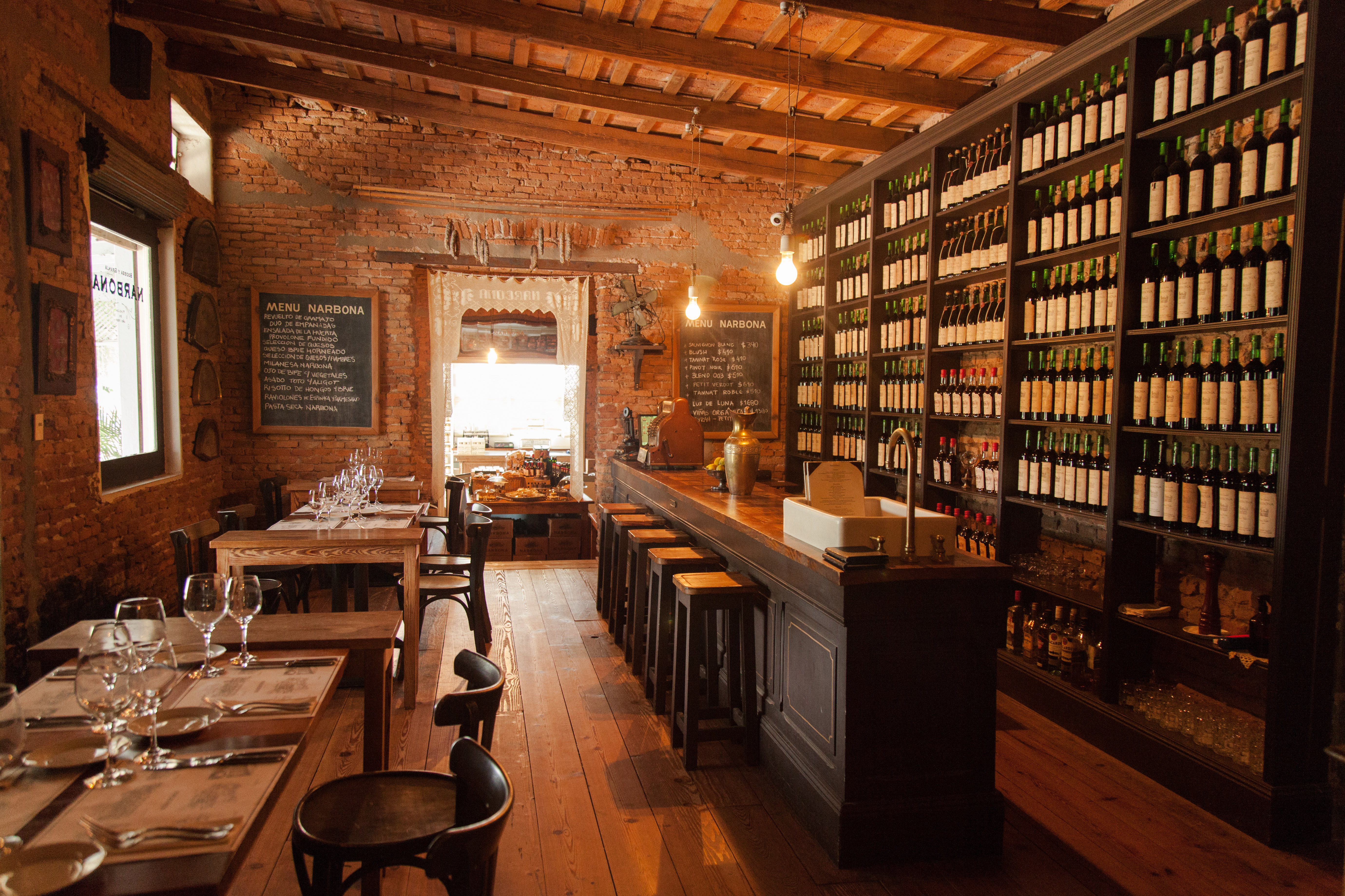 El restaurante de la Bodega Narbona abunda en madera y es el lugar indicado para degustar los vinos locales.