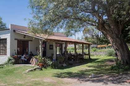 El restaurante de la Posada El Algarrobo está abierto al mediodía.