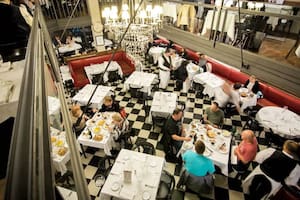 El restaurante de Recoleta que recibe a estrellas de Hollywood pero que avisa: "Les cobramos a todos"