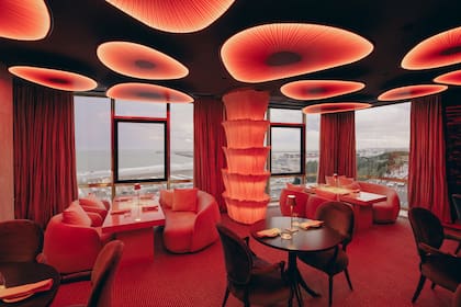 El restaurante del hotel Costa Galana ofrece un viaje a los sentidos, que comienza en el interiorismo y que culmina con sofisticados sabores